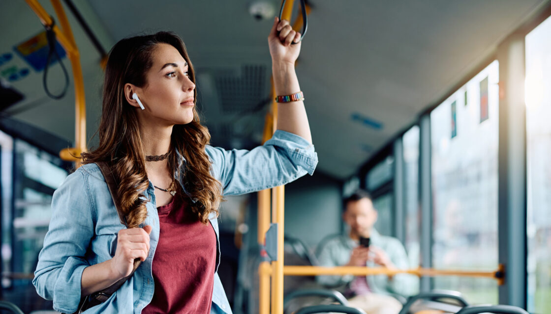 Mladá žena v autobuse.