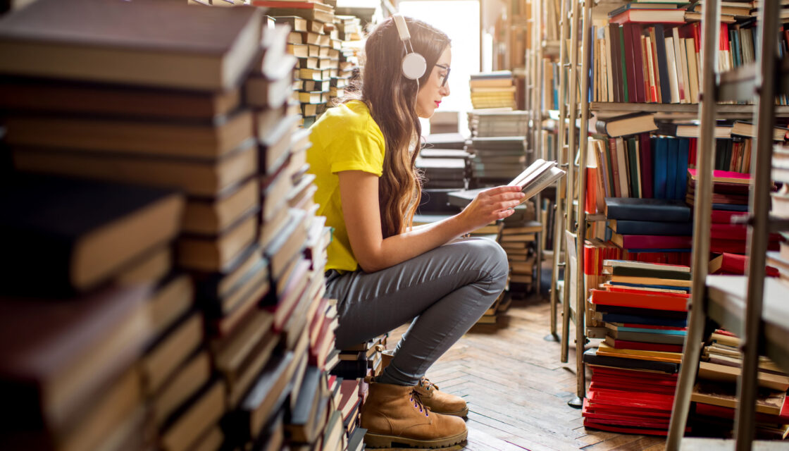 Študentka v knižnici.