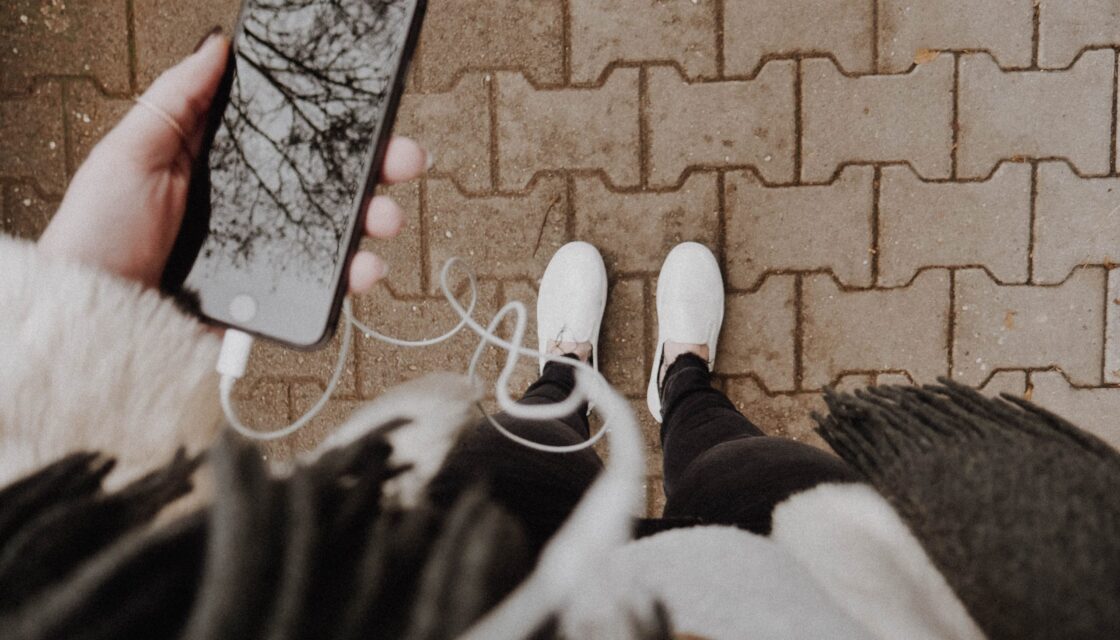 Počúvanie podcastov je in